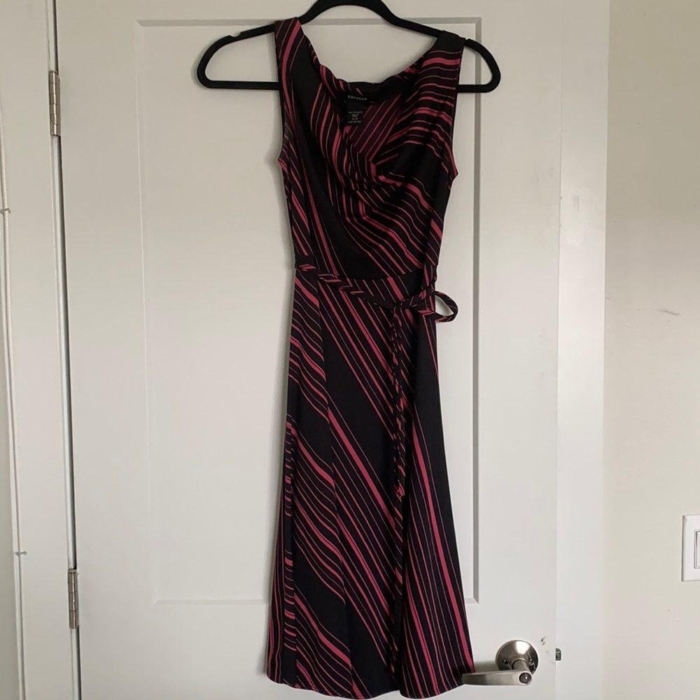 Express dress in black and pink. Great for a date night. Size 5/6